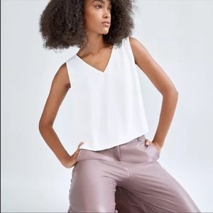 Aritzia Babaton v-neck sleeveless Murphy blouse in white size xsmall